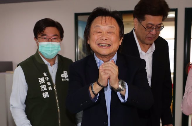台北市议员王世坚20日到市党部，正式登记参选民进党立委选举的初选活动。(季志翔摄)