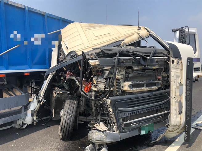 台66新屋段曳引车连撞路肩2工务车「车头对折」1驾驶送医。(警方提供／吕筱蝉桃园传真)