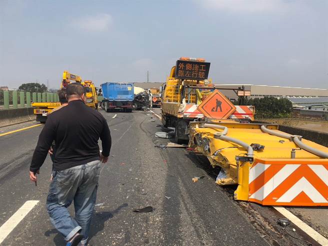 台66新屋段曳引车连撞路肩2工务车「车头对折」1驾驶送医。(警方提供／吕筱蝉桃园传真)