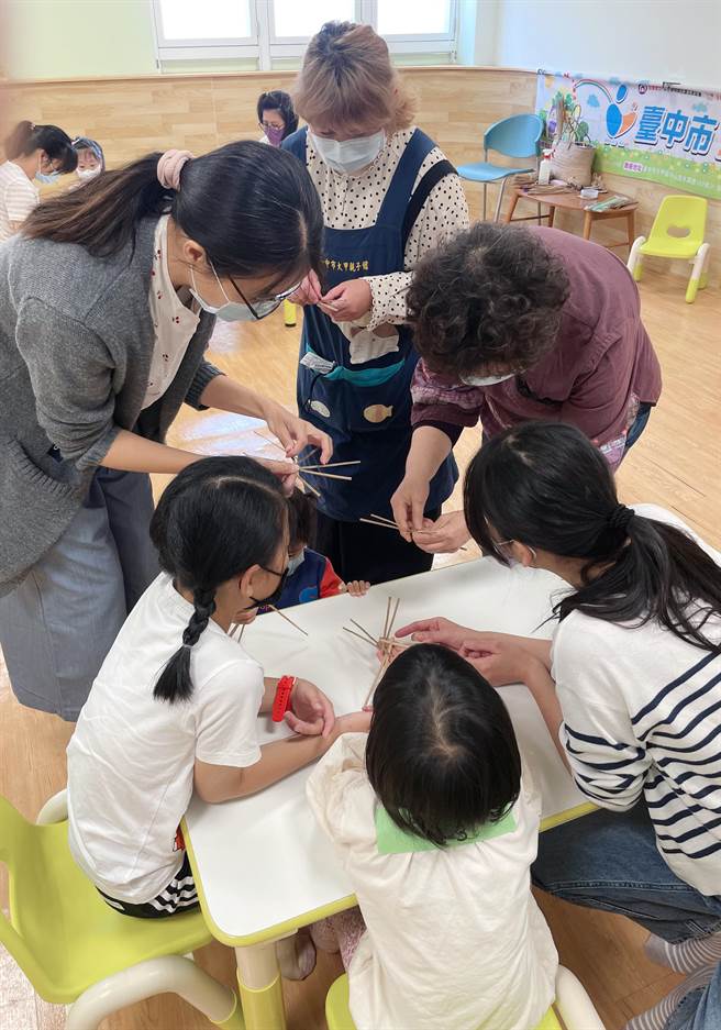 手作活动特邀请匠人介绍蔺草的特性，带亲子共同创作蔺草风车。(台中市政府提供)