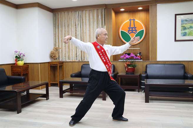 徐运金现场演示太极拳。（苗栗县政府提供／李京升苗栗传真）