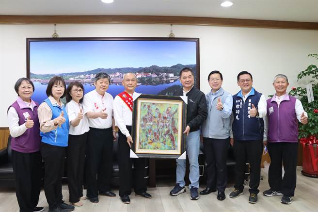 徐运金今天致赠锺东锦一幅作品「观无自得」典藏。（苗栗县政府提供／李京升苗栗传真）