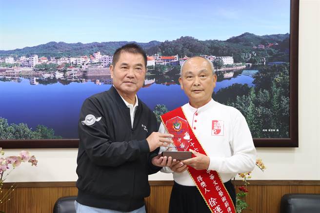 县长锺东锦接见表扬徐运金。（苗栗县政府提供／李京升苗栗传真）