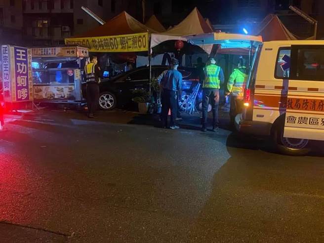 小客车深夜衝撞摊位后肇事逃逸。（翻摄自大雅脸书社群）