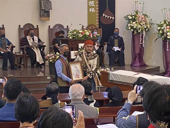 屏东口、鼻笛国宝大师许坤仲告别式，县府颁赠褒扬状。(屏县府提供)
