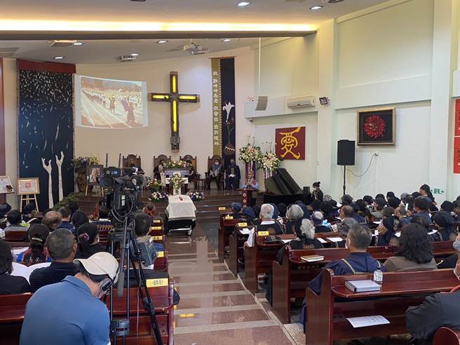 屏东口、鼻笛国宝大师许坤仲告别式，县府颁赠褒扬状。(屏县府提供)