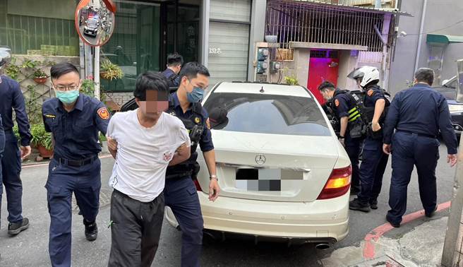 杨姓男子日前在高雄驾车载友人时遭警盘查，心虚误以为遭通缉，便倒车逃逸，警方表示2人根本没遭通缉，但在杨男车内发现毒品吸食器，全案依公共危险罪、毒品危害防制条例移送高雄地检署侦办。（高市鼓山分局提供／袁庭尧高雄传真）