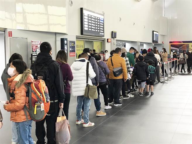 台中关清明节连续假期通关不打烊，入出境旅客行李、船舶及飞机维持24小时通关。(陈世宗摄)