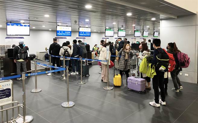台中关清明节连续假期通关不打烊，入出境旅客行李、船舶及飞机维持24小时通关。(陈世宗摄)