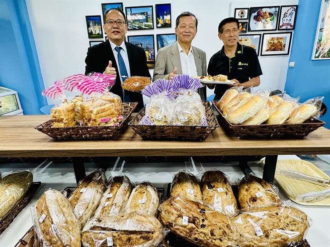 赤脚精灵窑烤麵包进驻南投县政府，副县长王瑞德（中），及观光处长陈志贤（左）前往祝贺。（廖志晃摄）