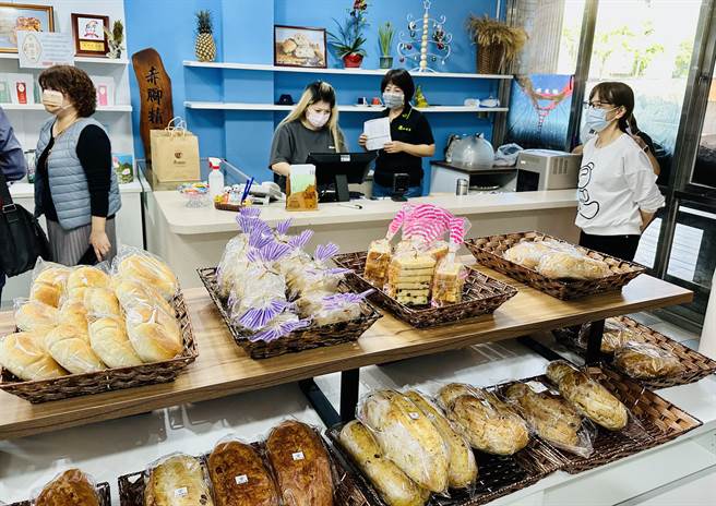 八卦山「赤脚精灵」窑烤麵包，进驻南投县政府。（廖志晃摄）