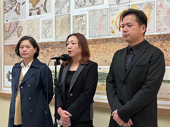 国内陆续出现缺蛋、缺水等情况，民怨四起，民眾党立院党团今举办记者会，痛批主管单位甩锅给业者，可以看出政府供需掌握不到位，更可以说是「束手无策」。（李奇叡摄）