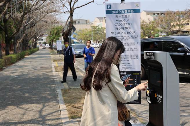 云林县斗六市3路段实施停车格付费，可使用缴费柱等多元方式支付停车费。（云林县政府提供／张朝欣云林传真）