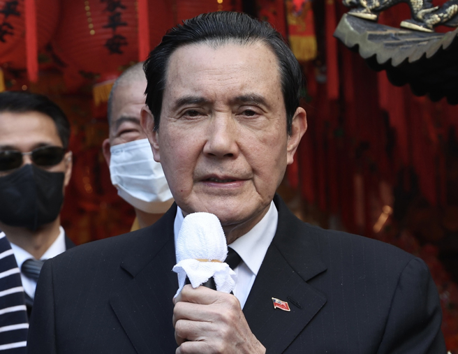 前总统马英九112年2月28日下午前往二二八公园福德宫参香祈福，并发表谈话的神情。（中央社）