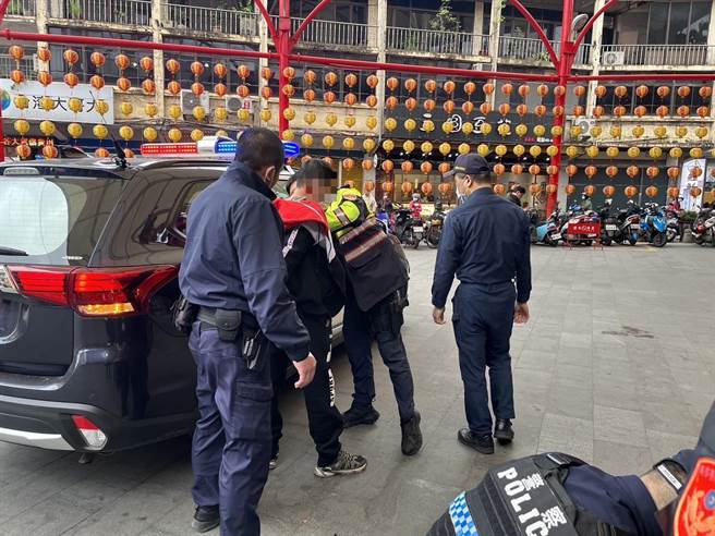 桃园市龙潭警方19日傍晚执行巡逻勤务，眼尖追捕逮获蔡姓通缉犯，并在他身上起出毒品海洛因。（警方提供／吕筱蝉桃园传真）