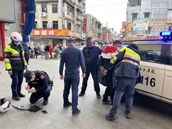 桃园市龙潭警方19日傍晚执行巡逻勤务，眼尖追捕逮获蔡姓通缉犯，并在他身上起出毒品海洛因。（警方提供／吕筱蝉桃园传真）