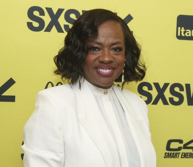 薇拉戴维斯饰演麦可乔丹的母亲。（美联社）