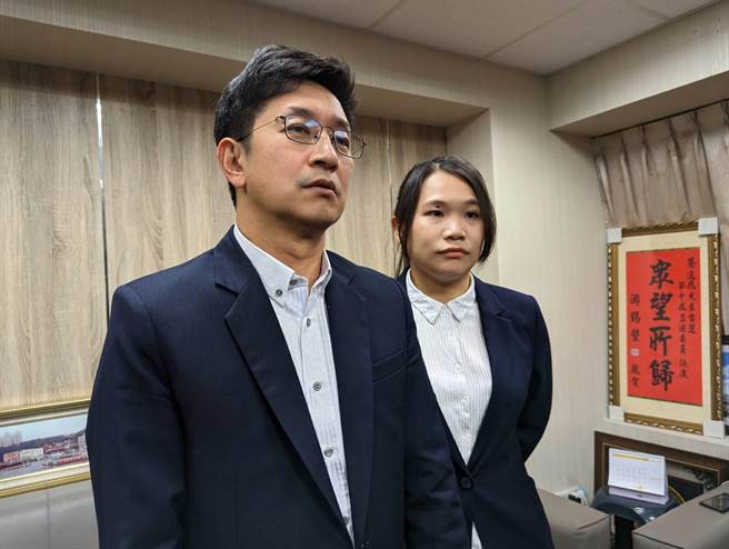 立法委员蔡适应（左）20日表示，他将不参选2024年立委选举。引起基隆市政坛一阵风暴。（张志康摄）