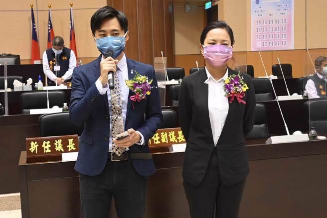 无党籍县议员曾玟学（左）、陈品安，被地方视为下届代表绿营的立委人选。（李京升摄）