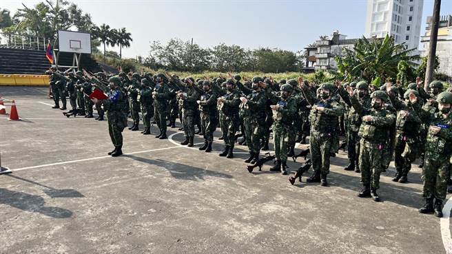 宜蘭陸軍步兵第153旅步一營今年首批就地教召人員，於3月18日至宜蘭縣頭城鎮守備區附近的召集地報到。（吳佩蓉攝）