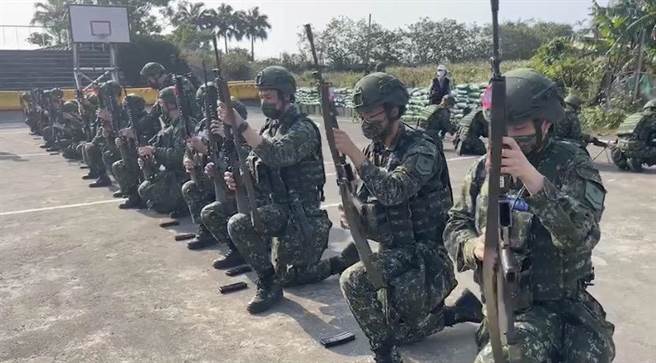 今（20日）為首次結合常備部隊實施作戰演練。（吳佩蓉攝）