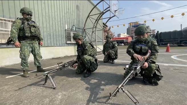 讓召員能熟悉配賦武器及操作手感。（吳佩蓉攝）