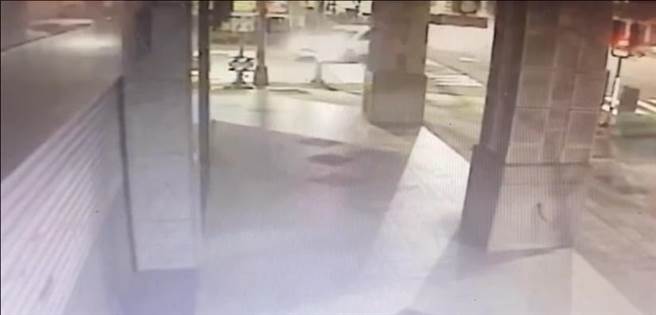 吴姓男子右转时，疑似煞车失灵撞上路边骑楼。（翻摄照片／崔正纲高雄传真）