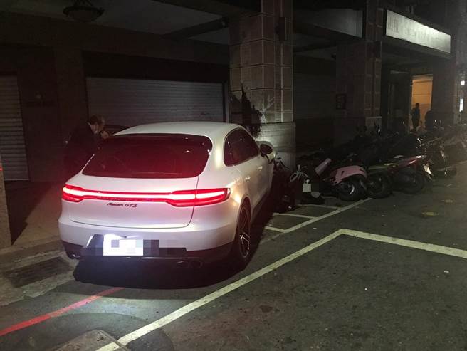 吴姓男子右转时，疑似煞车失灵撞上路边骑楼，车头全毁，波及到路边12辆机车。（翻摄照片／崔正纲高雄传真）