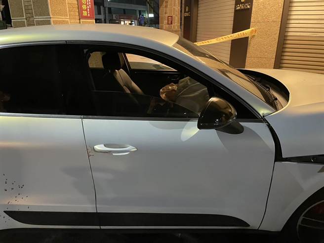 吴姓男子右转时，疑似煞车失灵撞上路边骑楼，车头全毁，波及到路边12辆机车。（翻摄照片／崔正纲高雄传真）