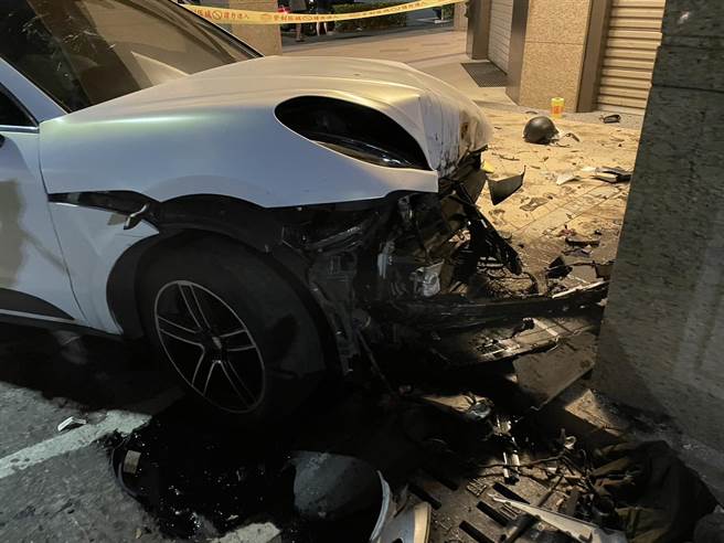 吴姓男子右转时，疑似煞车失灵撞上路边骑楼，车头全毁，波及到路边12辆机车。（翻摄照片／崔正纲高雄传真）