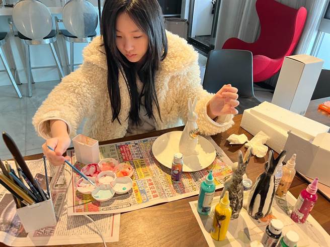 小S的女儿许氏3姊妹，创作超萌流体兔宝，公益拍卖助植物人安养。（创世提供）