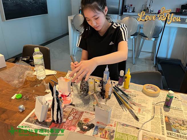 小S的女儿许氏3姊妹，创作超萌流体兔宝，公益拍卖助植物人安养。（创世提供）