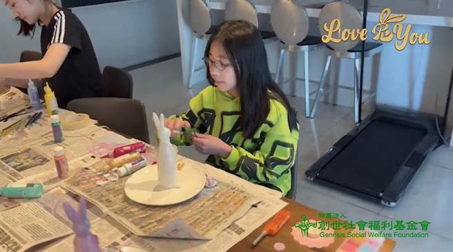 小S的女儿许氏3姊妹，创作超萌流体兔宝，公益拍卖助植物人安养。（创世提供）