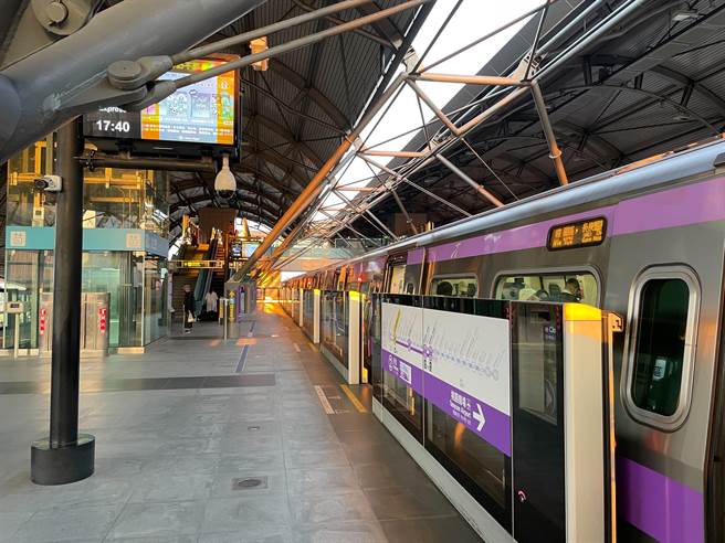 4月17日起，机场捷运A10山鼻站往A1台北车站加开1班晨间普通车。（新北市交通局提供）