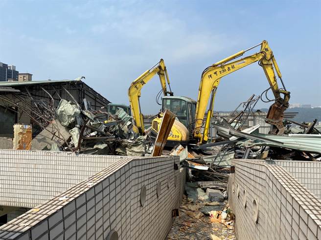 《新北市高氯离子钢筋混凝土建筑物处理自治条例》自去年4月实施，至今已有4案停止使用，首例拆除案件已于今(20)日展开拆除。(黄敬文翻摄)