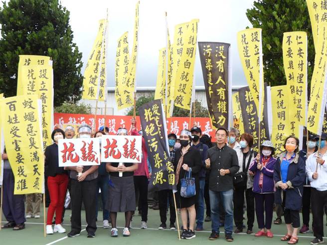 有业者预计在花莲县吉安乡仁安村海滨段设置屠宰场及养鸡场，今天于村内活动中心举办说明会，但自救会不愿入场听取业者简报，在会场外头举旗抗议，要求业者撤出仁安村。（罗亦晽摄）