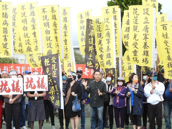 有业者预计在花莲县吉安乡仁安村海滨段设置屠宰场及养鸡场，今天于村内活动中心举办说明会，但自救会不愿入场听取业者简报，在会场外头举旗抗议，要求业者撤出仁安村。（罗亦晽摄）