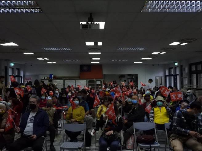 有业者预计在花莲县吉安乡仁安村海滨段设置屠宰场及养鸡场，今天于村内活动中心举办说明会，吸引许多村民关心。（罗亦晽摄）