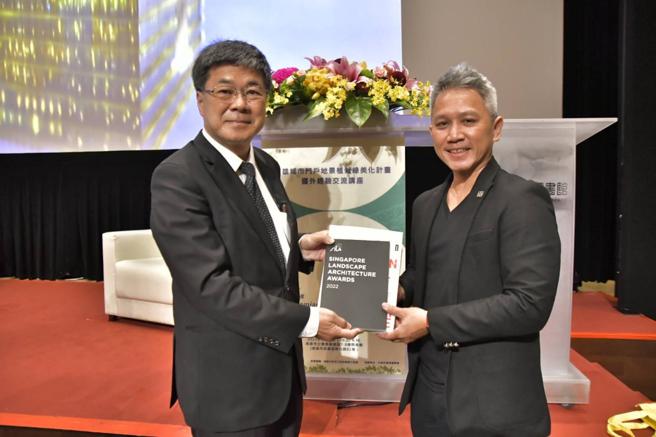 高市府工务局长杨钦富(左)特邀国际景观建筑师协会专家Damian Tang演讲。(高雄市工务局提供)