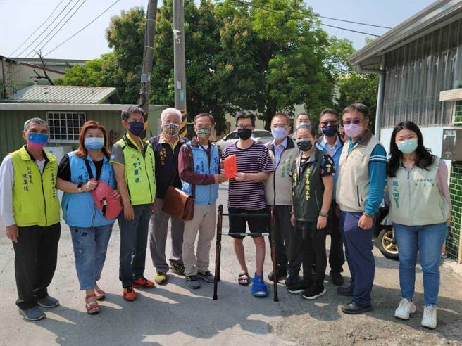 台南市勞工局關懷弱勢職災家庭，今天偕5個總工會致贈慰問金。（台南市政府勞工局提供／張毓翎台南傳真）