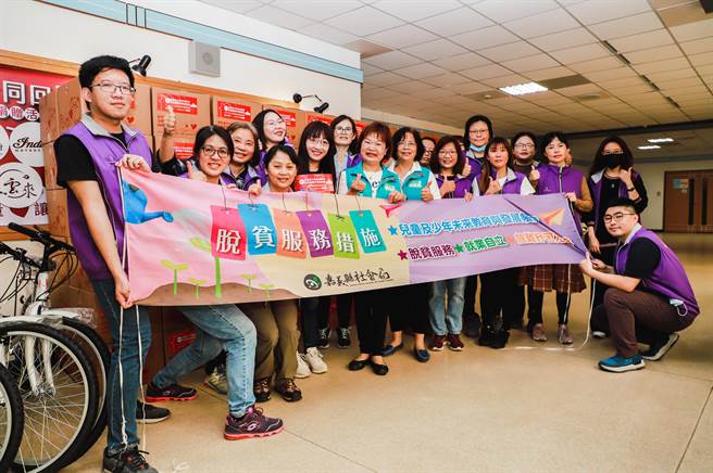 嘉義縣社會局與物資銀行合作發送獎勵物資，以鼓勵弱勢家戶為兒童儲蓄。（嘉義縣社會局提供／邱顯誠 嘉義傳真）