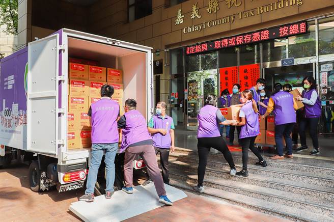 社會局推廣兒童教育發展帳戶開戶，並發送獎勵物資，由人員協力將物資搬運上車，準備送往各鄉鎮市公所，方便符合資格的民眾就地領取。（嘉義縣社會局提供／邱顯誠 嘉義傳真）