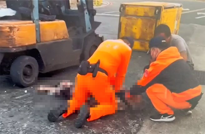 澎湖湖西乡尖山龙门港发生一起重大意外事故，一家船公司堆高机司机因视线阻挡，竟意外撞死散装货轮的郭姓船长。（民眾提供）