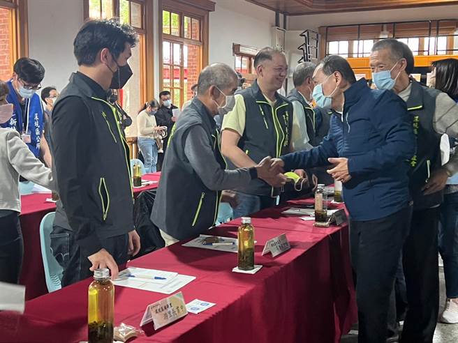 侯友宜今主持深坑区行动治理座谈会，与里长们握手招呼。（王扬杰摄）