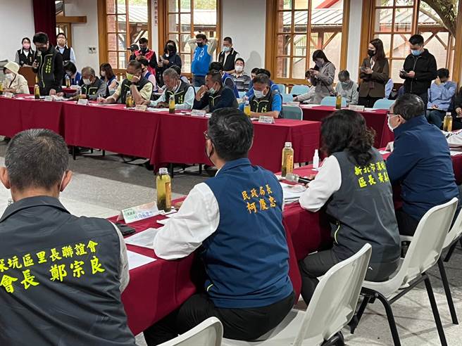 侯友宜今主持深坑区行动治理座谈会。（王扬杰摄）