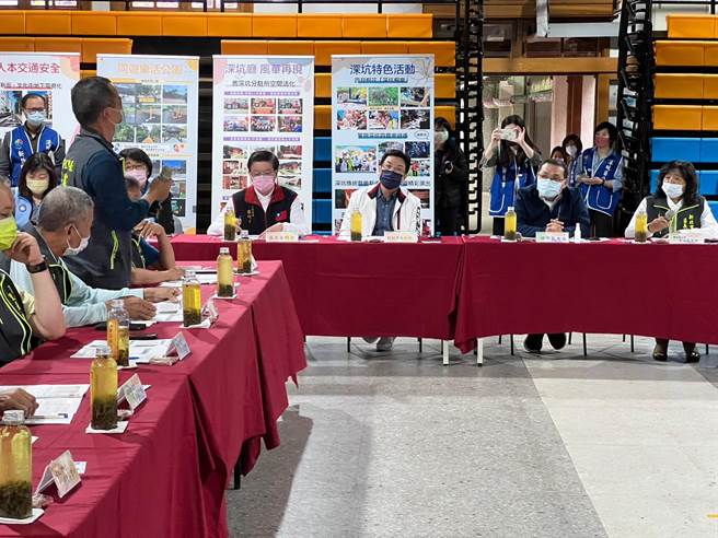 侯友宜今主持深坑区行动治理座谈会。（王扬杰摄）