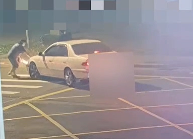 北市文山区17日晚间接连发生2起行人遭轿车撞的事故，一名59岁吴姓女子遭轿车擦撞后，轿车径自开走逃逸。（图／警方提供）