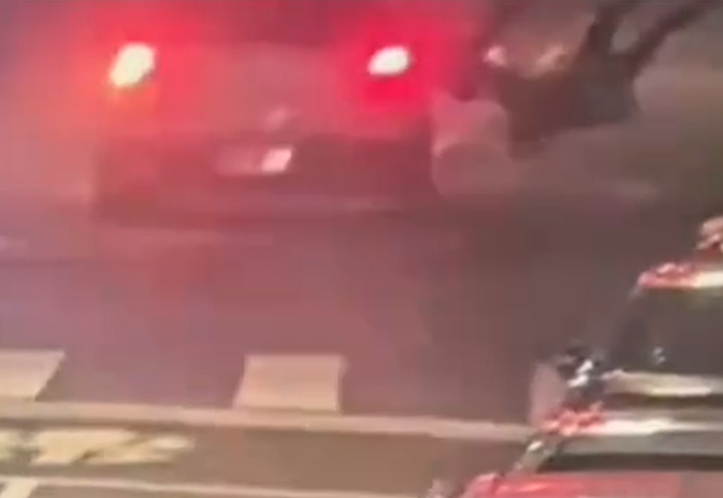 同日晚间7时许，一名29岁刘姓女子过马路时，也遭到轿车撞上，刘女整个人腾空飞起后摔落道路。（图／警方提供）