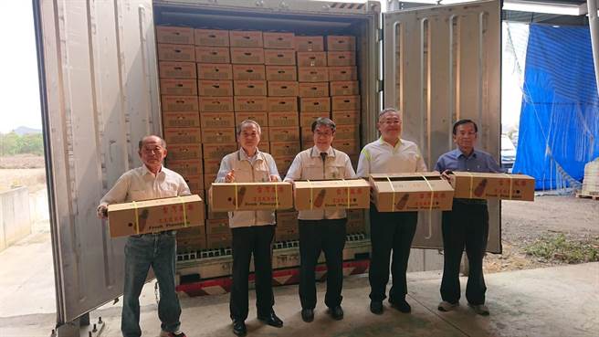 台南市长黄伟哲（中）主持关庙凤梨外销香港封柜上车仪式。（程炳璋摄）