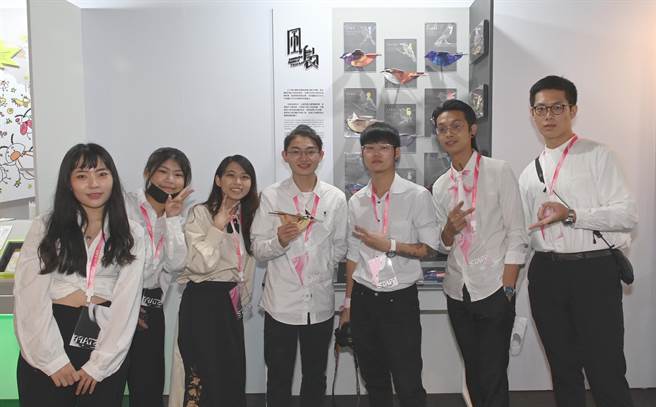 树德科大学生设计作品《风裊》，选择10只花纹特殊多元的台湾特种鸟做成的鸟造型的飞机，使用者可以像投掷纸飞机般，将作品投入空中飞翔。（林瑞益摄）